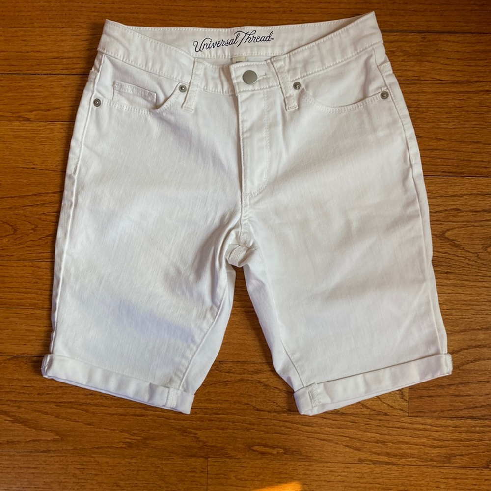Universal Threads high rise bermuda shorts. White shorts size 0/25R.